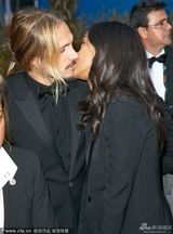 组图：《预言者》首映 索尔达娜与老公激吻