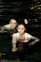 组图：柳岩泳池上演湿身诱惑 与韩星暧昧姐弟恋