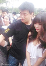 组图：柳岩低胸白裙 骑哈雷穿球服送快递人气旺