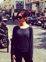 组图：邓家佳现身巴黎街头 轻颦浅笑尽显优雅