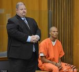 组图：美国最帅囚犯庭审展模特阴郁气质