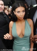 组图:卡戴珊深V绿裙亮相 挺巨波遭围堵保镖开道