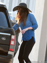 组图：梅根-福克斯与老公带孩子外出 俩儿子嘟嘟脸呆萌