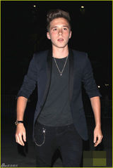 组图：超杀女邀小贝长子再约会 一同看演唱会