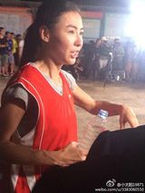 组图：女神变村姑！张柏芝黄圣依干农活打篮球