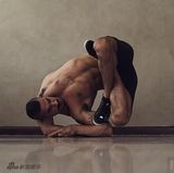 组图：橡胶舞者极度肢体扭曲 被调侃不需要女友