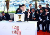 组图：戛纳电影节颁奖礼 获奖者亮相笑容洋溢