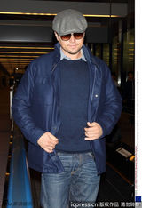 组图：莱昂纳多亮相日本 墨镜遮面酷劲十足