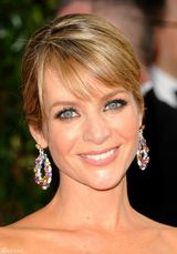 高清图：杰斯-琳吉斯硕大彩色钻石耳环引人注目