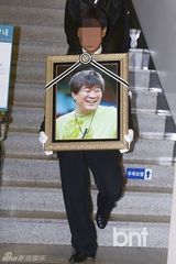 组图：金喜善等含泪参加金宗鹤导演遗体告别式