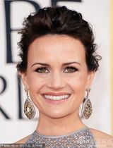 组图：好莱坞美女卡拉-古奇诺亮相红毯前凸后翘