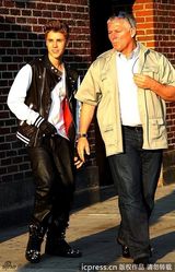 组图：贾斯汀亮相曼哈顿欣然与粉丝们合影