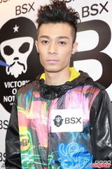 组图：周柏豪自认比余文乐帅 暗指乐雨恋相配