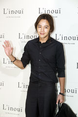 独家高清：张根硕撑品牌活动 少女时代允儿清纯