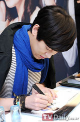 组图：韩星John Park亲和迷人出席签名会