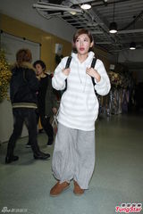 组图：孙燕姿橙发亮眼披黄金甲 许美静助阵