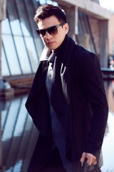 组图：马文龙拍摄初秋街拍   气质男深情款款