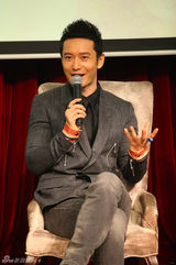 组图：《合伙人》北大交流 三主演兑现5亿激吻