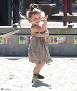 组图：阿尔芭一家外出游公园 小女儿圆脸激萌