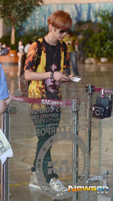 组图：EXO-M成员鹿晗回京过中秋 潮服亮相机场