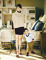 高清图：白百何携子拍写真 甜美辣妈展现休闲时光