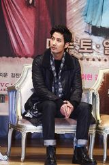 高清图：朴施厚文根英宣传《清潭洞爱丽丝》