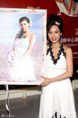 组图：朱茵着连衣裙演舞台剧 性感美胸诱人垂涎 