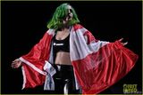 组图:Lady Gaga巡演战衣奢华 白发魔女造型冷艳