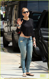 组图：詹妮弗身材发福无人识 打招呼面露尴尬