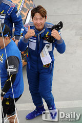 组图：刘在石率《无限挑战》参加赛车比赛