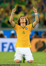 组图：足球宝贝还原性感路易斯安慰纯情小J罗