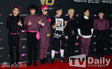 组图：韩团EXO-K出席活动 黑色正装似王子