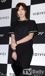 组图：金亚中(金雅中)出席活动 皮质连衣裙显高贵