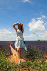 组图：高圆圆欧洲街拍曝光 多样搭配诠释百变美