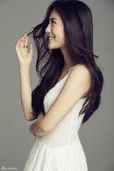 组图：蔡文静白裙写真 清新甜美笑容灿烂