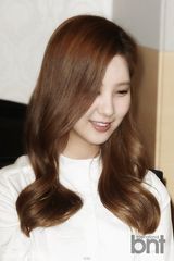 组图：少女时代允儿徐贤黑白装青春利落