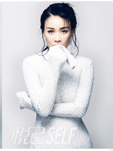 组图：那英登杂志封面 肩披湿发穿薄纱性感优雅