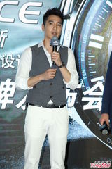 组图：赵又廷高圆圆好事近 情侣档抵沪分开捞金