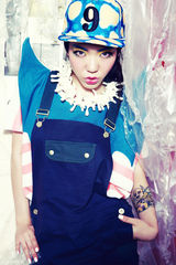 组图：吴莫愁专辑新造型曝光 大胆撞色章鱼上肩