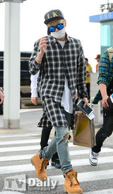 组图：SHINee等亮相机场 全副武装走神秘路线