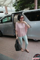 杨幂出院气色佳 刘恺威与爸妈提婴儿篮护驾(图)