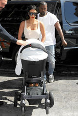 组图：潮妈卡戴珊抱娃出街 萌娃怀中睡得香