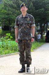 组图：韩星金武烈退伍 曾休长病假惹争议