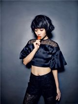 组图：殷桃全新写真冷艳灵动展健康性感