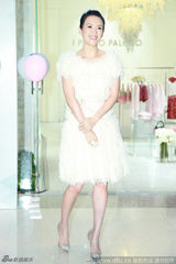 组图：章子怡纱裙宛如新娘 惊艳露背甜笑不止