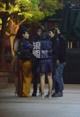 独家：刘谦携女友与友泡吧 路边合影买煎饼