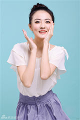 组图：徐璐夏季风甜美写真嘟嘴卖萌