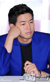 组图：韩星尹珍瑞镂空白裙优雅亮相试映会