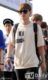 组图：EXO赴长沙开唱 干练休闲风帅气难挡