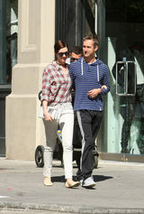 组图：模范夫妻在此!海瑟薇与老公散步粘腻依偎